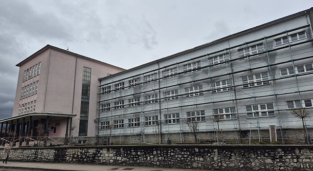 Dio pročelja je dobio novu stolariju i umjesto lakozapaljivog stiropora postavja se kao izolator kamena vuna, misli se na sigurnost u slučaju požara                                                                                                      